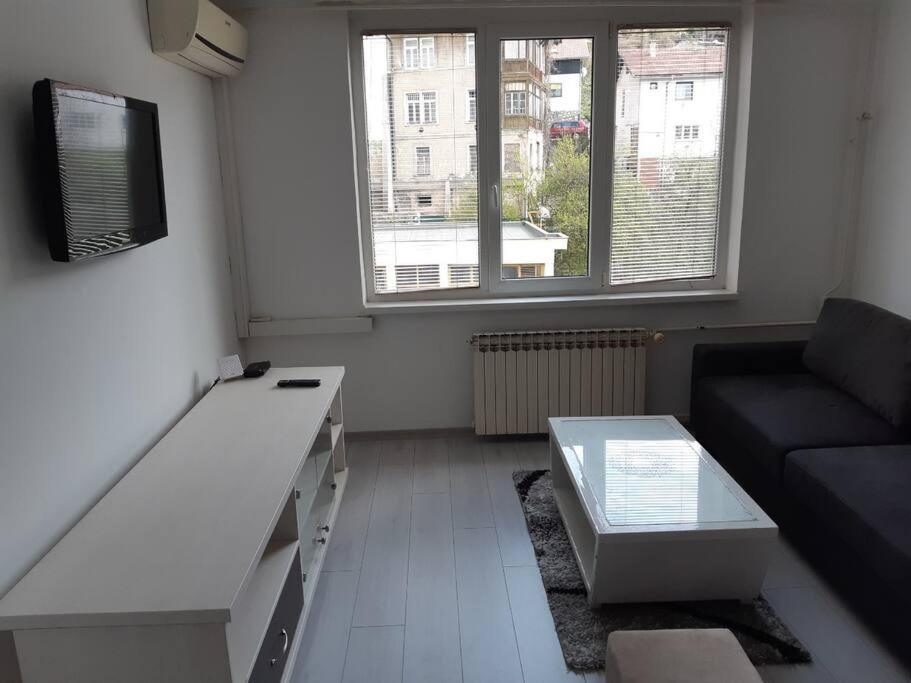 Apartment Centrally Located Studio, Close To Amenities *